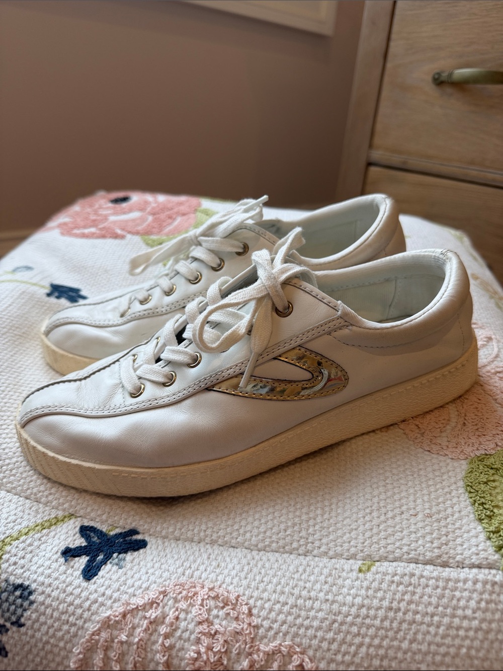 Tretorn White metalic gold sneakers excellent condition size 8 Anthropologie